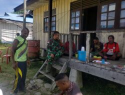 Personel Satgas Yonif 126/KC Duduk Santai Minum Kopi Bersama Warga Perbatasan