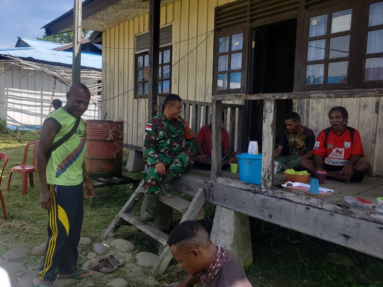 Personel Satgas Yonif 126/KC Duduk Santai Minum Kopi Bersama Warga Perbatasan