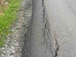 Warga Pertanyakan Kualitas Aspal Jalan Rangkasbitung-Gajrug