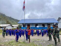 Satgas Yonif Raider 321/GT Kostrad Latih Baris Berbaris Tanamkan Disiplin Anak Pedalaman