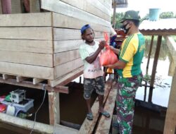 Satgas 413 Kostrad Bagikan Sembako di Tengah Banjir yang Masih Menggenang