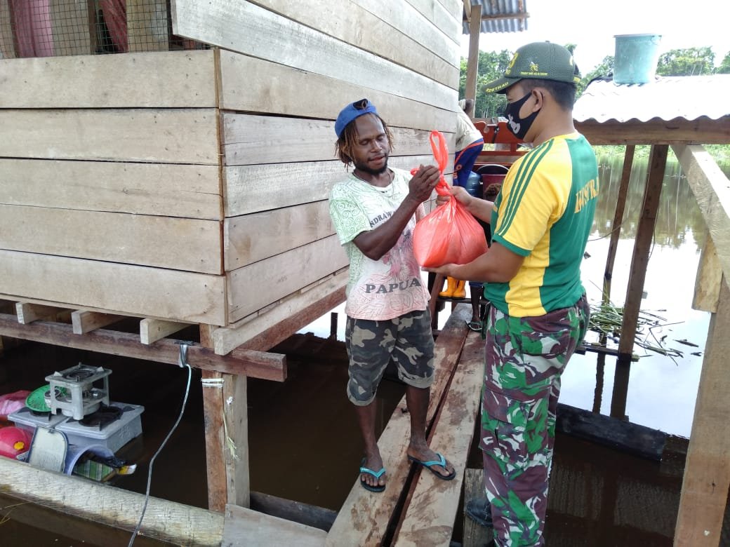Satgas 413 Kostrad Bagikan Sembako di Tengah Banjir yang Masih Menggenang