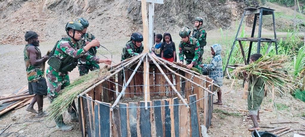 Kreativitas Prajurit Galuh Taruna: Pohon Natal Raksasa di Distrik Dal Papua