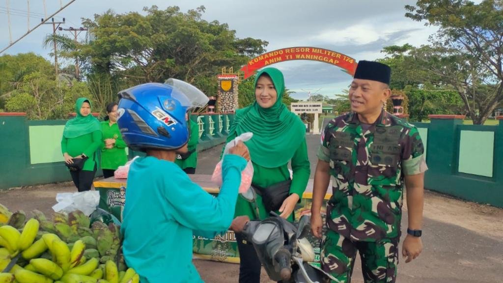 Danrem 174/ATW Tebar Kebaikan Bagikan Takjil ke Masyarakat Merauke