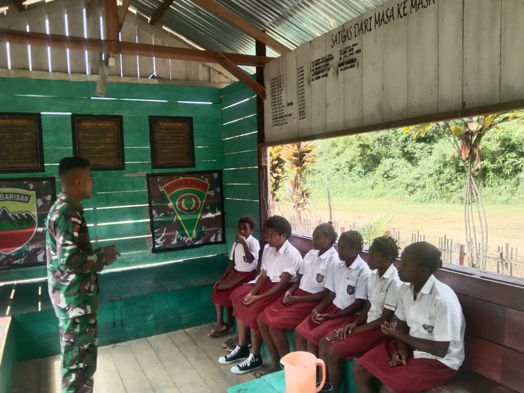 Satgas Pamtas Yonif 126/KC Sosialisasikan Cuci Tangan untuk Hidup Sehat kepada Siswa Perbatasan