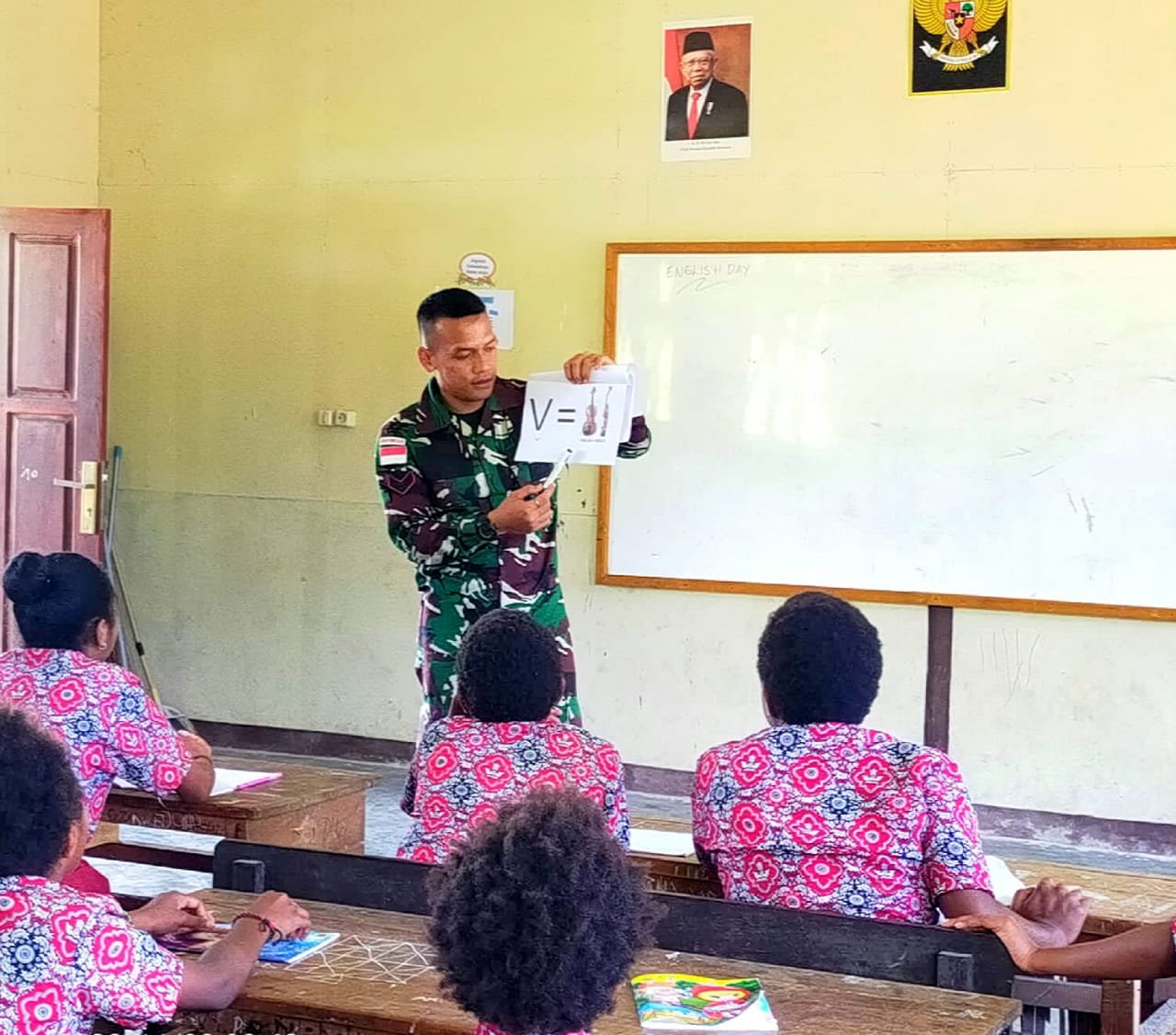 Yonif Raider 142/KJ Ajarkan Bahasa Inggris untuk Anak di Papua
