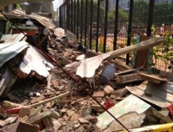 Dua Orang Tertimpa Tembok Pagar Roboh di Proyek Gedung Jalan Dr Satrio