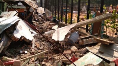 Dua Orang Tertimpa Tembok Pagar Roboh di Proyek Gedung Jalan Dr Satrio