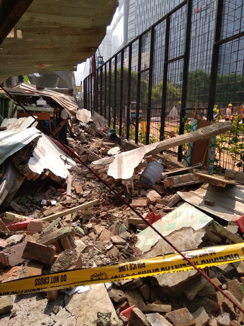 Dua Orang Tertimpa Tembok Pagar Roboh di Proyek Gedung Jalan Dr Satrio