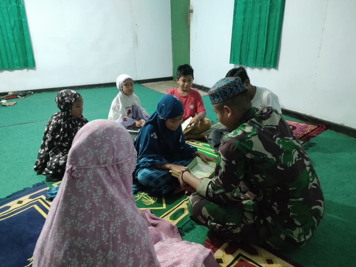 Satgas Yonif R 142/KJ Ajarkan Mengaji saat Libur Sekolah