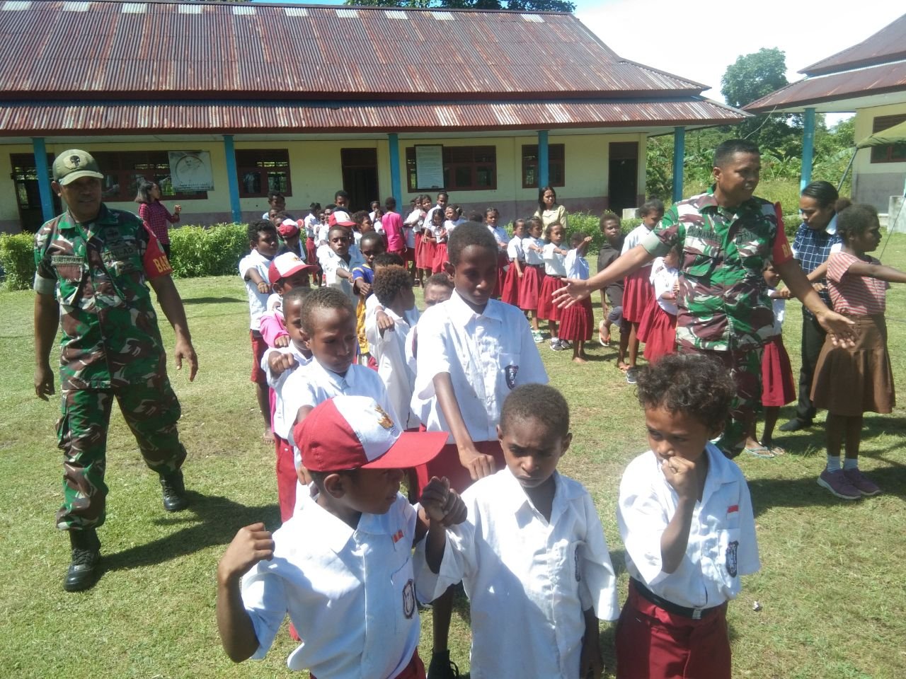 Babinsa Koramil Mapurujaya Latih PBB Sambali Bekali Wasbang ke Pelajar SD