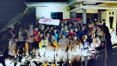 Warga Sukajaya Ucapkan Terima Kasih kepada Brimob yang Berani Bawa Logistik