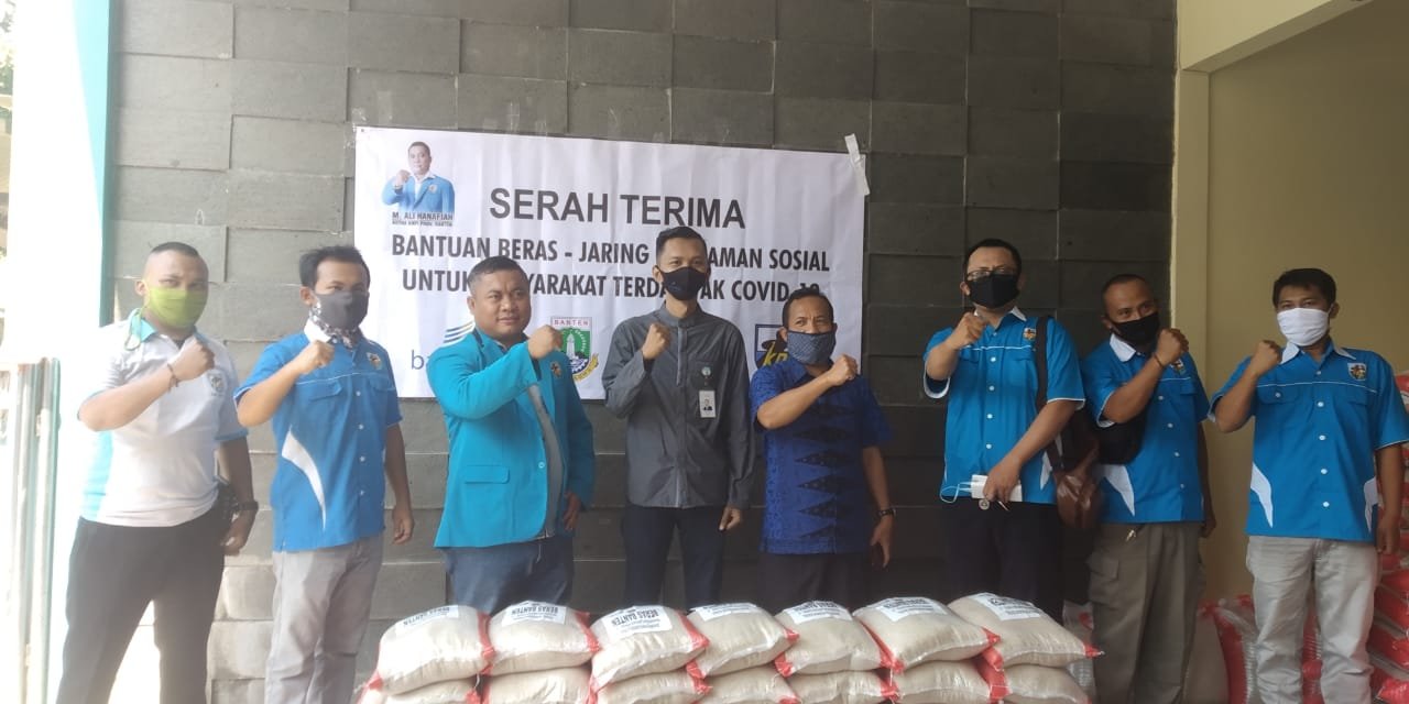 DPD KNPI Banten Bagikan Beras untuk Warga Terdampak Covid-19 Jelang Idul Fitri