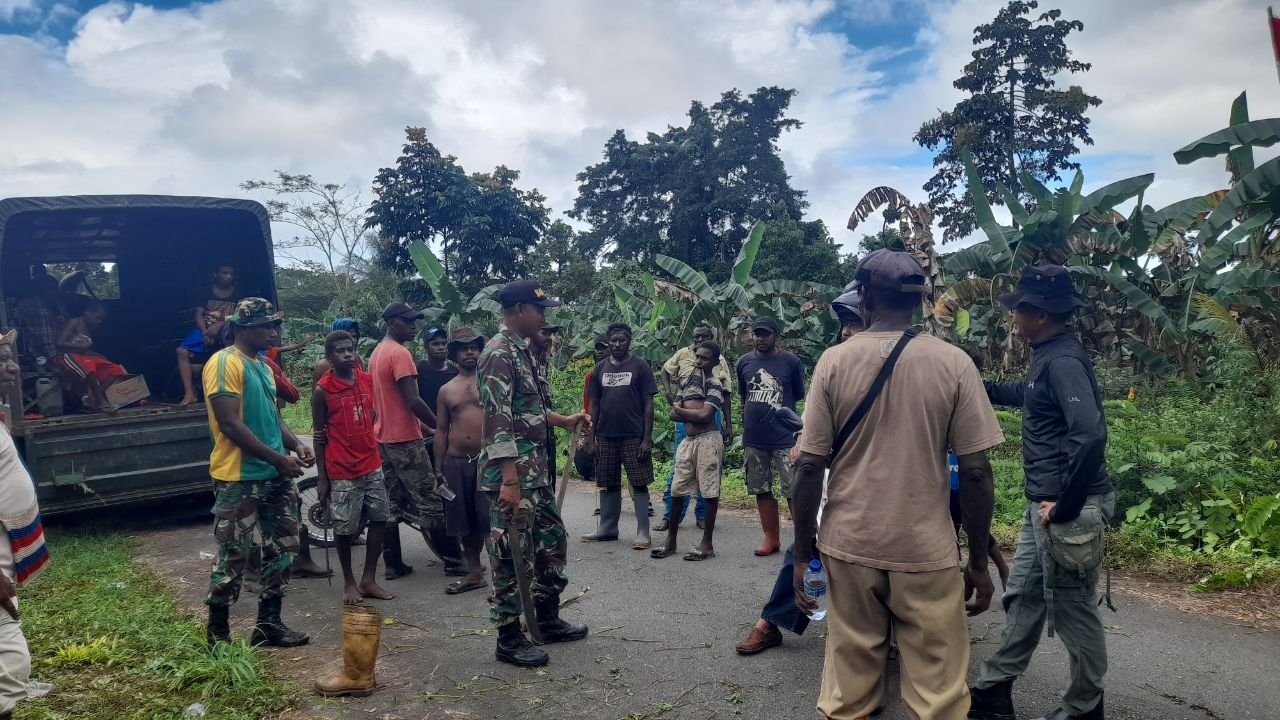 Peduli Lingkungan, Babinsa Koramil 1710-07/Mapurujaya Bersama Warga Bersihkan Jalan