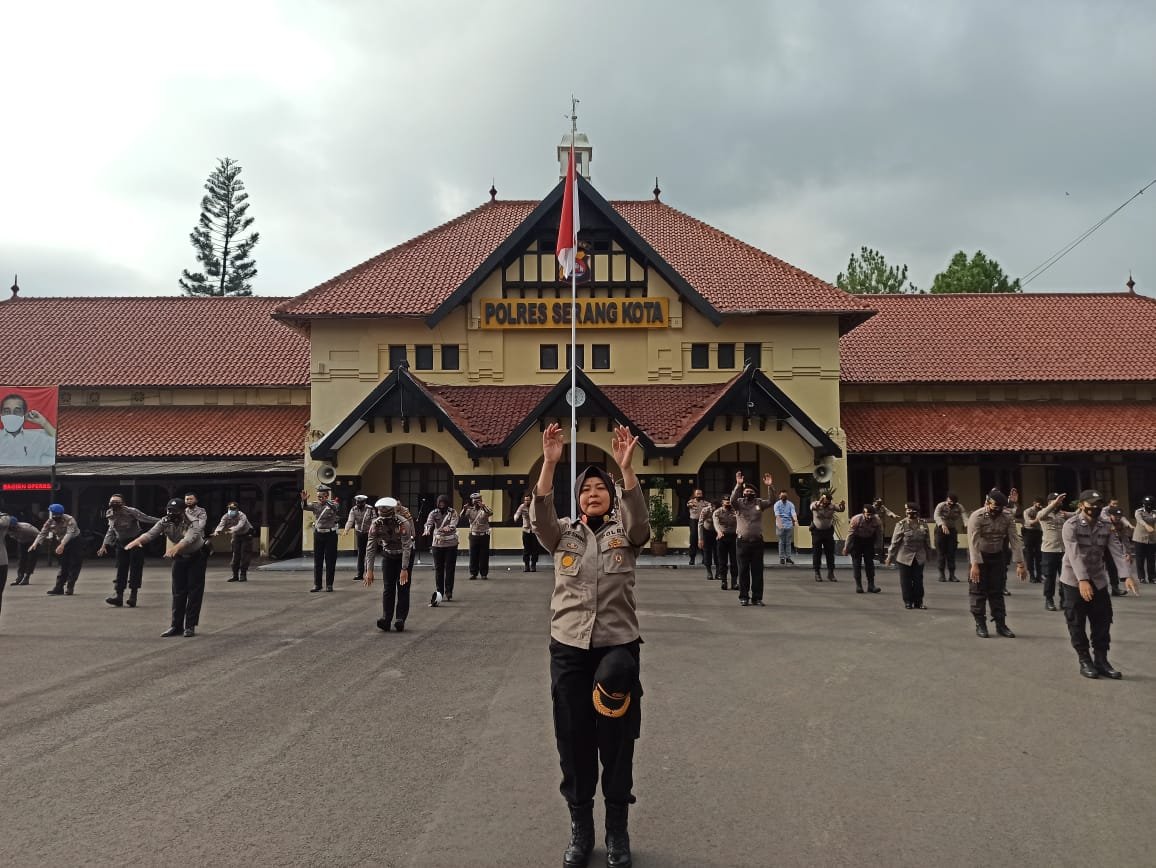 Kapolres Serang Kota Pimpin Senam AWS untuk Tingkatkan Kebugaran