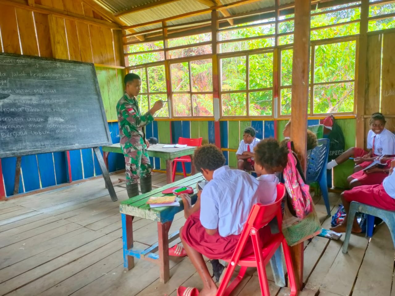 Satgas Yonif 126/KC Jadi Tenaga Pendidik di Perbatasan Papua untuk Cerdaskan Anak Bangsa