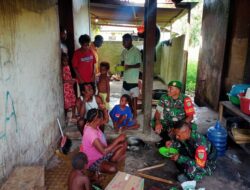 Babinsa Koramil 1710-02/Timika Salurkan Sembako untuk Keluarga Alm Serda Falerius