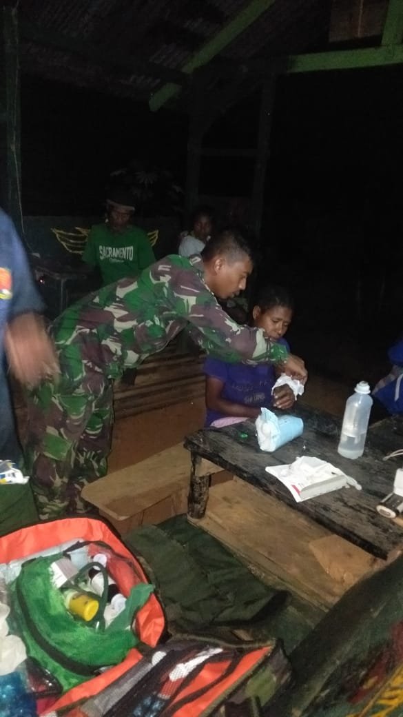 Mace Terluka Parang Dini Hari, Satgas Yonif 126/KC Segera Berikan Obati