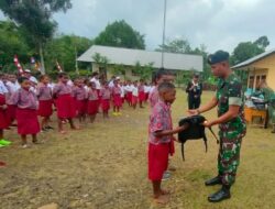 Kedatangan Dansatgas Pamtas Yonif Raider 142/KJ Bahagiakan Anak-Anak Papua