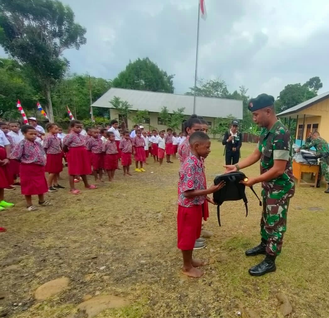 Kedatangan Dansatgas Pamtas Yonif Raider 142/KJ Bahagiakan Anak-Anak Papua