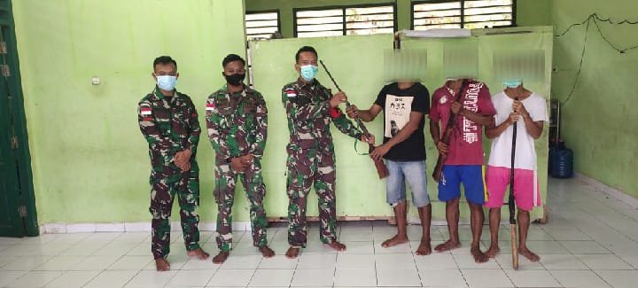 Tulus Layani Kesehatan, Satgas Yonif 642 Terima Tiga Senjata Api Rakitan Warga