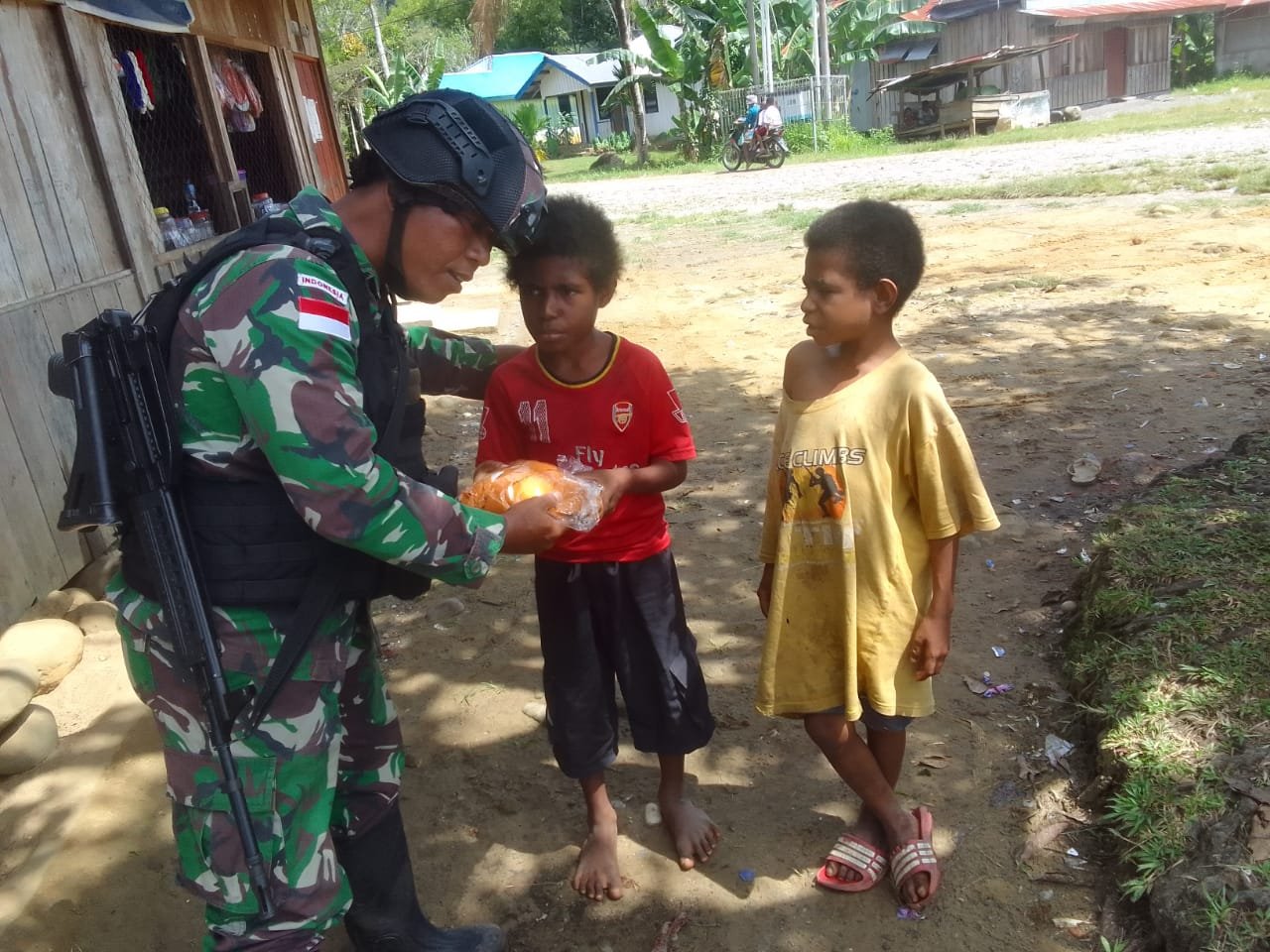 Kepedulian Satgas Pamtas Yonif Raider 142/KJ Berbagi ke Warga