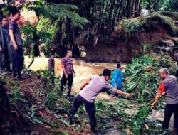 Tim SAR Resimen II Pelopor Diterjunkan Atas Luapnya Sungai dan Longsor Tanah