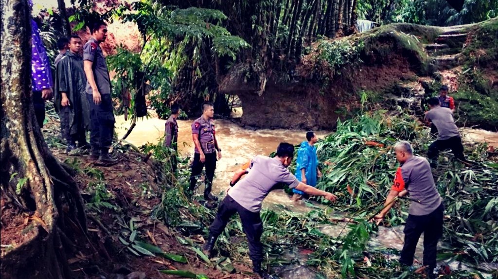 Tim SAR Resimen II Pelopor Diterjunkan Atas Luapnya Sungai dan Longsor Tanah