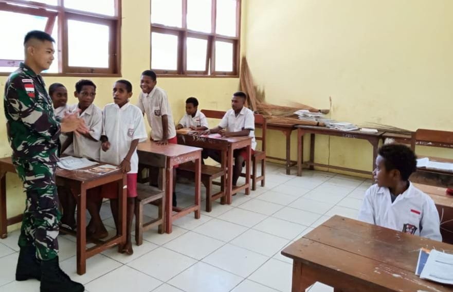 Satgas Yonif 143/TWEJ Cerdaskan Kehidupan Bangsa dengan Mengajar di Perbatasan