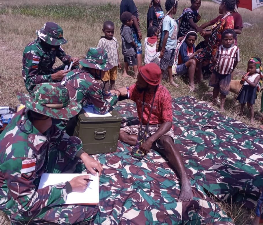 Pelayanan Pengobatan Keliling Satgas Pamrahwan Yonif 756 WMS untuk Kesehatan Masyarakat