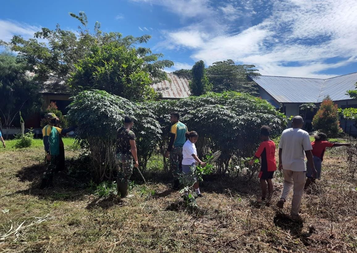 Satgas Yonif MR 413 Kostrad Bersama Siswa SMAN 6 Skouw Bersihkan Lingkungan Sekolah