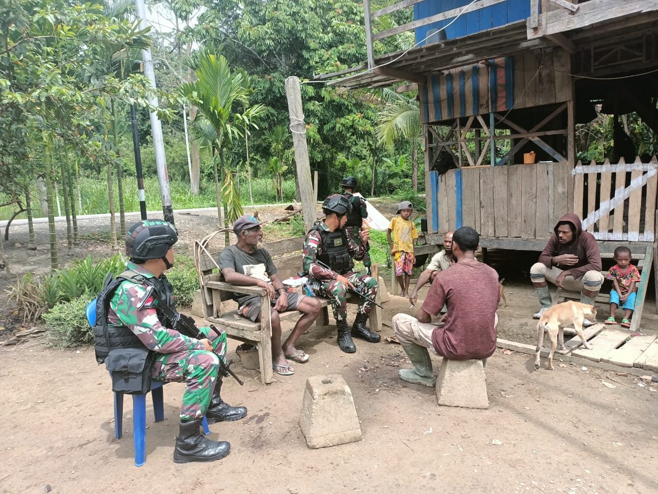 Semangat HUT RI Ke-77, Satgas Yonif 126/KC Bagikan Baju Merah Putih