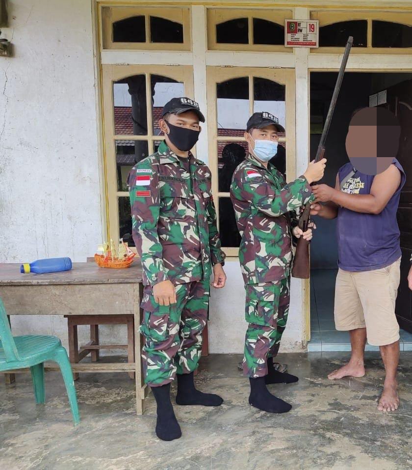 Warga Perbatasan Indonesia-Malaysia Serahkan Satu Pucuk Senjata Api ke Satgas Yonif 642/Kapuas