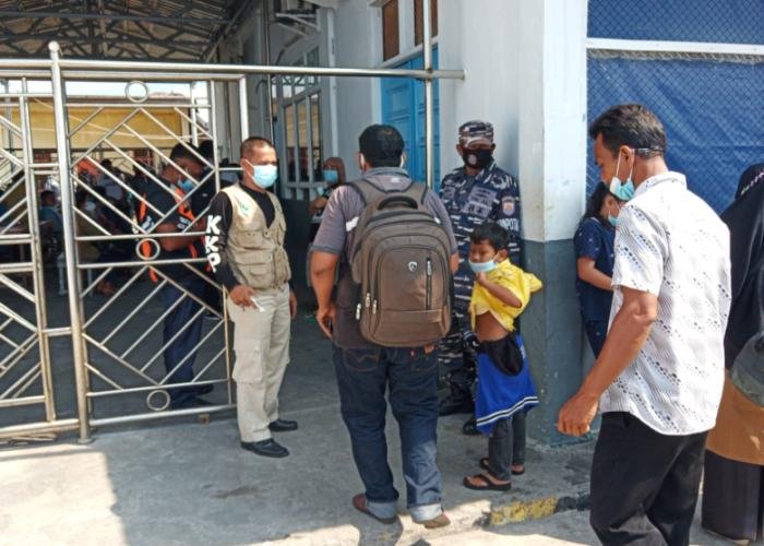 Prajurit TNI AL Bantu Pelaksanaan PPKM Mikro di Dumai