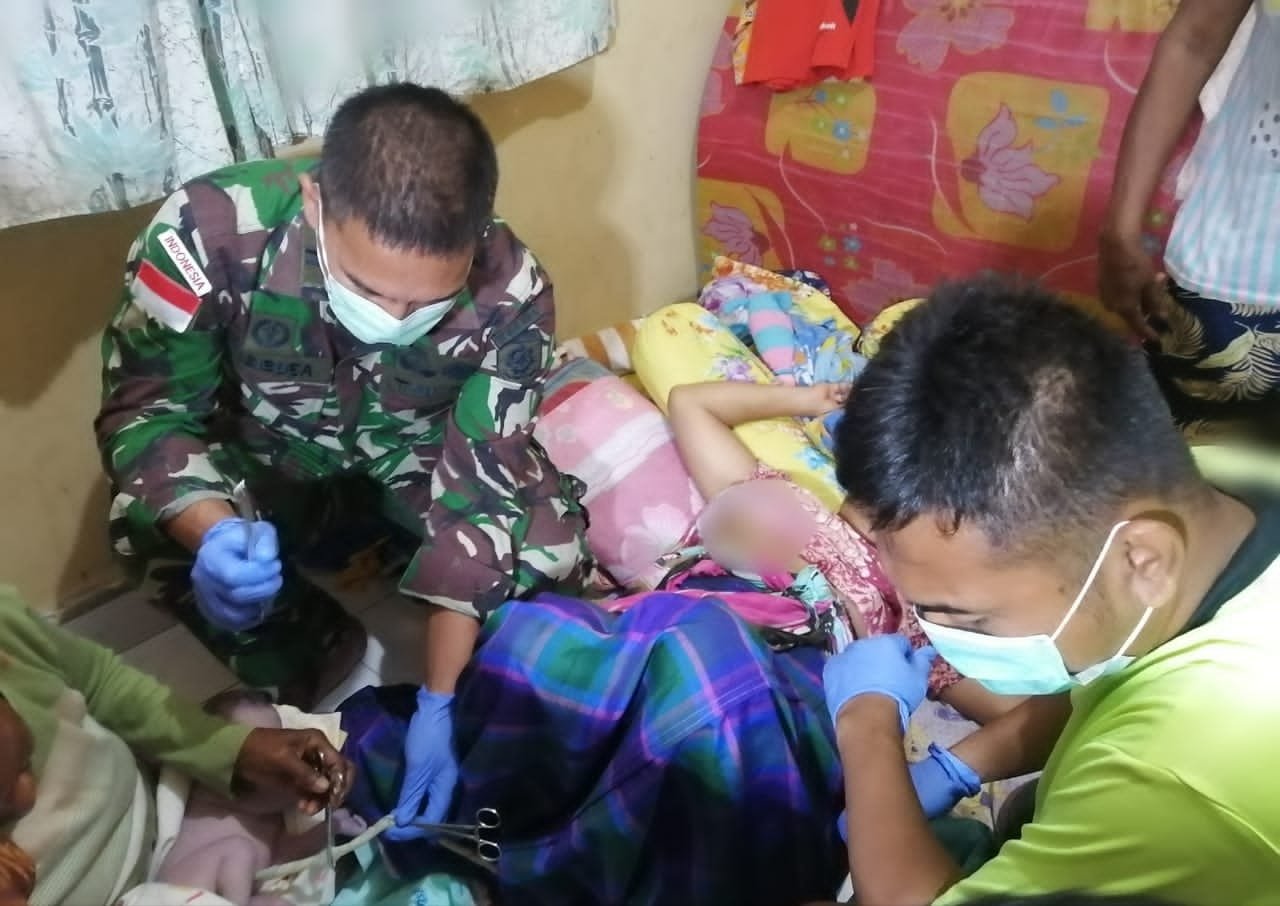 Satgas Yonif MR 413 Bantu Persalinan dan Tetapkan Nama Bremoro untuk Bayi
