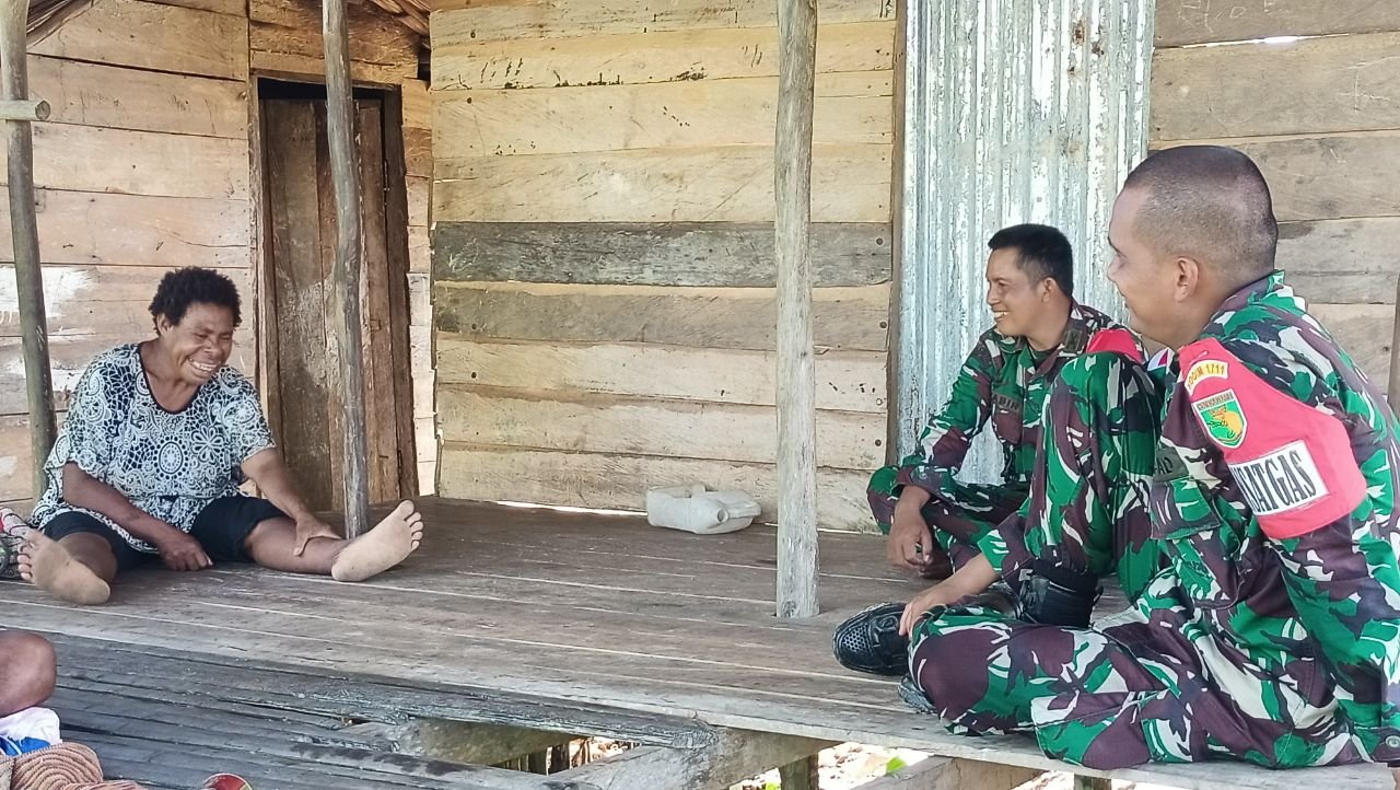 Dansatgas TNI Manunggal Membangun Desa dan Sambangi Warga Kampung Kombay