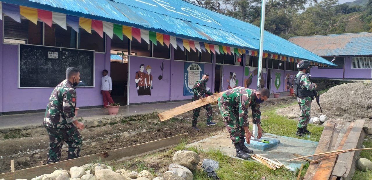 Satgas Yonif RK 751/VJS Sulap Lahan Kosong Jadi Taman saat Karya Bakti