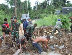 Prajurit Yonif 131/Bersama Warga Bersihkan Sungai dan Jembatan Pasca Banjir