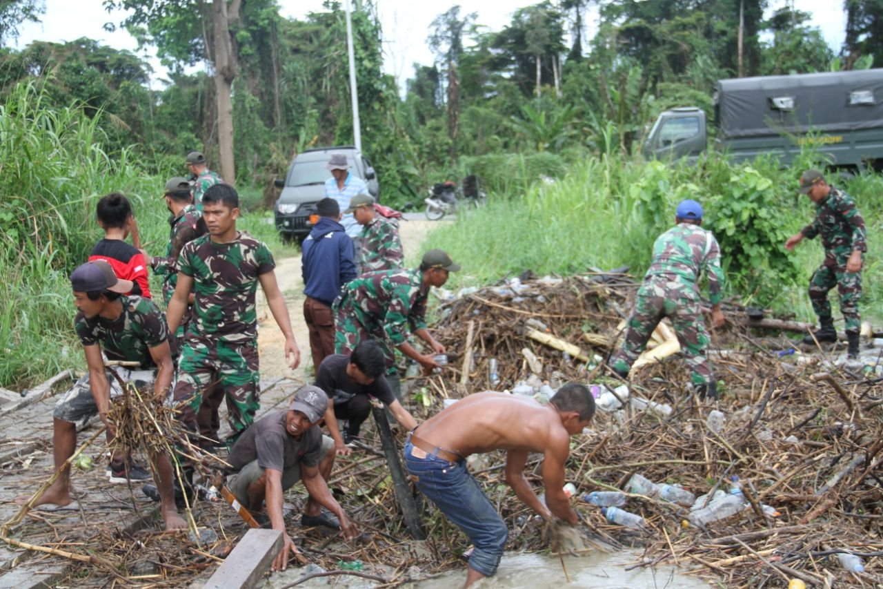 Prajurit Yonif 131/Bersama Warga Bersihkan Sungai dan Jembatan Pasca Banjir