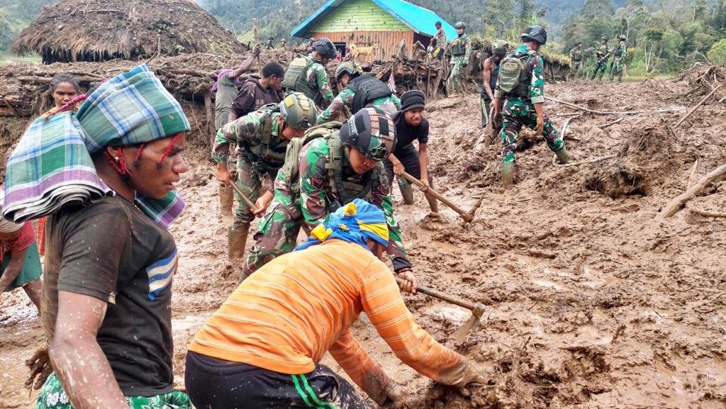 Prajurit Cakra Jawara dan Warga Bergotong Royong Bersihkan Jalan Longsor