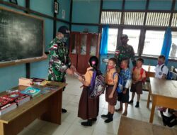 Satgas Pamtas Yonif 642 Bagikan Buku dan Alat Tulis di Hari Jumat