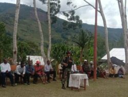 Satgas Yonif RK 751/VJS dan Koramil Salurkan Bantuan Sembako Usai Ibadah Minggu