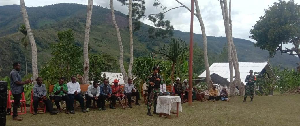 Satgas Yonif RK 751/VJS dan Koramil Salurkan Bantuan Sembako Usai Ibadah Minggu