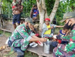 HUT Ke-41 Dekranas, TNI Ajarkan Ibu-Ibu Papua Buat Kue Tradisional