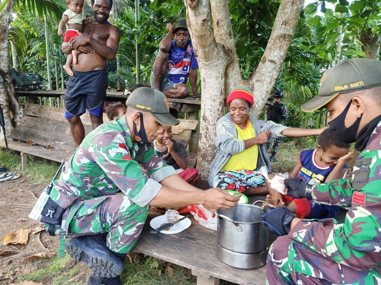 HUT Ke-41 Dekranas, TNI Ajarkan Ibu-Ibu Papua Buat Kue Tradisional