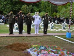 Koorsahli Kasad Pimpin Upacara Pemakaman Letjen TNI Herman Asaribab