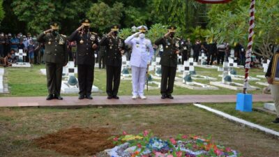 Koorsahli Kasad Pimpin Upacara Pemakaman Letjen TNI Herman Asaribab