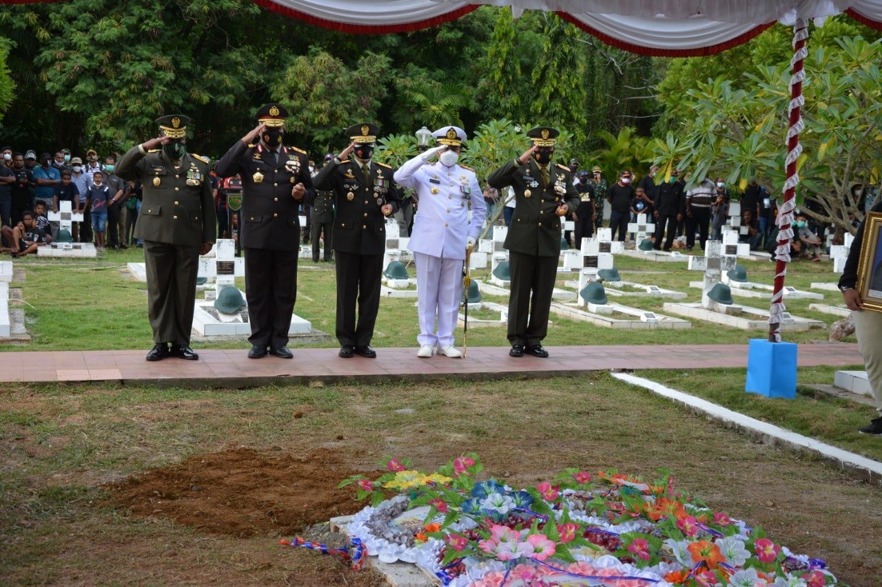 Koorsahli Kasad Pimpin Upacara Pemakaman Letjen TNI Herman Asaribab