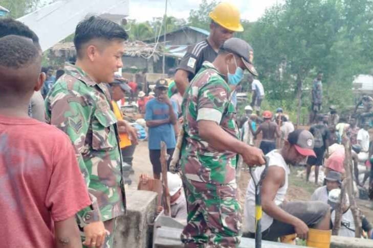 Babinsa Koramil 1710-01/Kokonano Bantu Warga Bangun Talud sebagai Bentuk Kepedulian