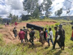 Satgas Pamtas Yonif 126/KC Ringankan Beban Warga Proses Pemakaman